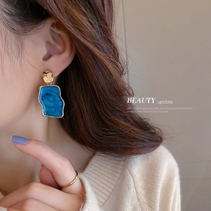 Orecchini geometrici in smalto blu con metallo dorato martellato per donna