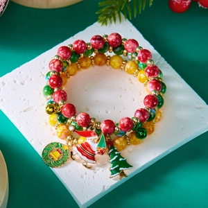 Detailansicht der weihnachtlichen Perlenarmbänder mit Anhängern von Weihnachtsmann