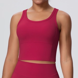 Detailansicht des rosenroten Yoga-Sport-BHs mit breiten Trägern und elastischen Nähten