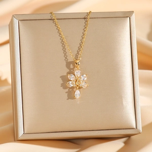 Magnifique collier phénix doré avec diamants étincelants sur un fond de soie élégante