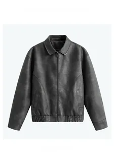 Vue de face d'un blouson en similicuir noir avec revers classiques et bords-côtes