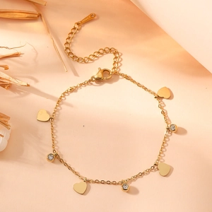 Bracelet élégant en acier inoxydable doré avec breloques cœur et cristaux circulaires