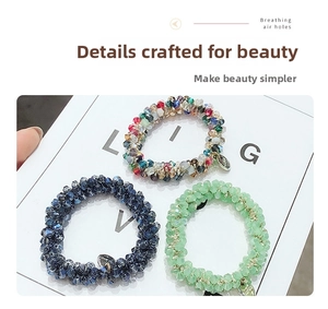Gros plan de chouchous perlés colorés et de bracelets avec des étiquettes en métal
