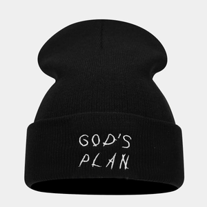 Gros plan de la broderie God's Plan sur le revers d'un bonnet en maille noir
