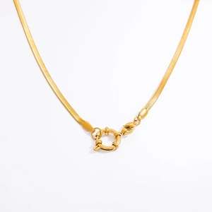 Détail d'une chaîne serpent en acier inoxydable plaqué or 18k avec fermoir à ressort