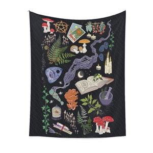 Detail eines böhmischen Wandteppichs mit Pilzen, Tarot-Sonnenkarte und mystischen Elementen