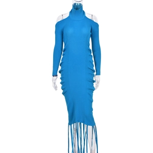Détail de robe bleue en maille avec épaules dénudées, col montant et ourlet à franges