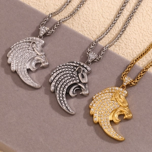 Vue détaillée de trois pendentifs tête de lion hip hop en or, argent et noir
