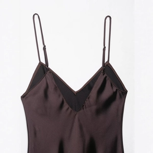 Robe nuisette en satin marron chocolat avec col en V et fines bretelles réglables