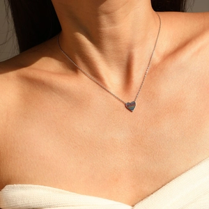 Collana a cuore in argento S925 con pietre arcobaleno indossata da una modella