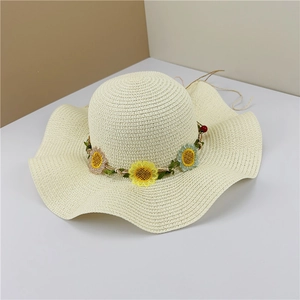 Vue macro d'un chapeau de paille avec couronne de tournesols et bord ondulé