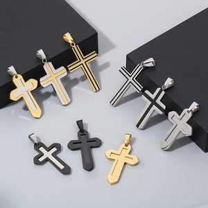 Vue détaillée de pendentifs croix en acier inoxydable en diverses finitions métalliques