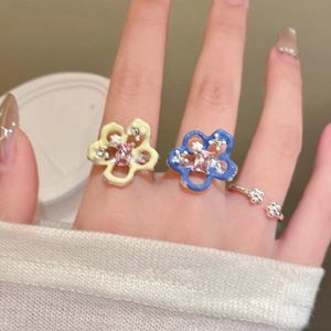 Detail of adjustable flower rings with pink zircon and colorful enamel drip oil finish