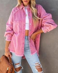 Detail der rosafarbenen Jeansjacke mit schweren Fransen und Distressed-Effekten