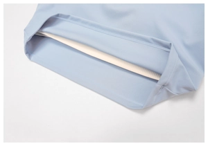 Detailansicht des hellblauen Sport-Tops mit weißem Rippfutter und präzisen Nähten am Saum