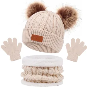 Ensemble d'hiver enfant avec bonnet à pompons, écharpe doublée polaire et gants