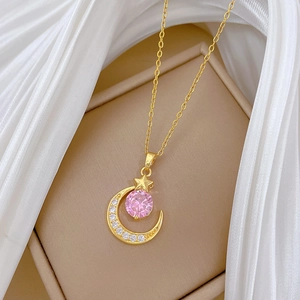 Nahaufnahme der Mond-Halskette mit rosa Hauptstein und funkelnden weißen Kristallen