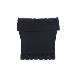 Détail de la dentelle noire délicate sur un haut court bustier chic et élégant
