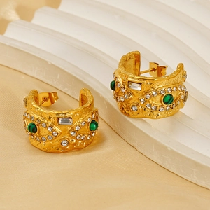 Boucles d'oreilles C dorées martelées avec malachite verte et zircons brillants