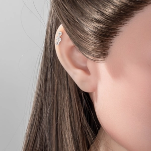 Treble clef cartilage stud earring in titanium steel with sparkling cubic zirconia pavé