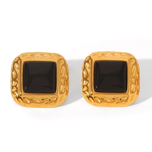 Détail de boucles d'oreilles carrées dorées avec émail noir et cadre en métal martelé