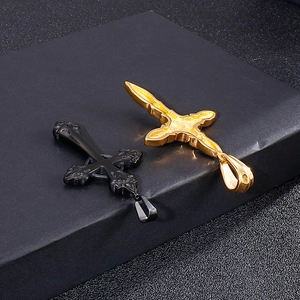Gothische hohle Kreuzanhänger in Schwarz und Gold auf strukturiertem dunklem Hintergrund