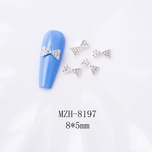 Vue détaillée de strass nœuds argentés pour ongles, 8x5mm, sur manucure bleue