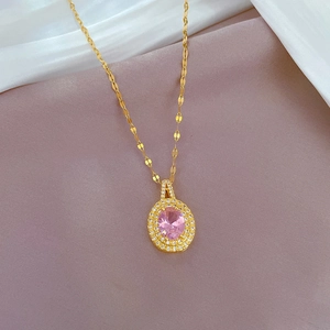 Vue détaillée du collier doré avec pendentif goutte en zircon rose et chaîne brillante