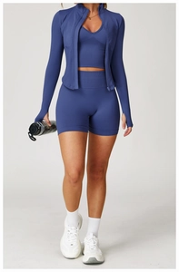 Ensemble de yoga trois pièces avec veste zippée, brassière et short en bleu foncé