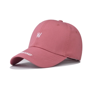 Détail de la broderie blanche W et de l'inscription Wednesday sur une casquette en coton
