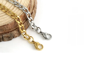 Detalle de cadena de acero inoxidable oro 18K y plata con cierre de mosquetón seguro