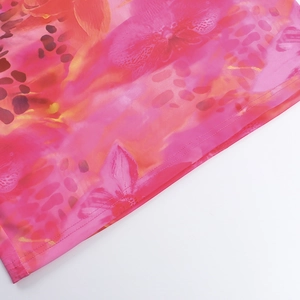 Détail du tissu en maille à imprimé floral avec couture de qualité sur une robe de plage