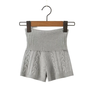 Détail d'un short gris en maille torsadée à taille haute avec des motifs tissés complexes