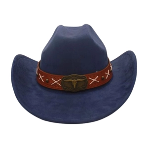 Dettaglio cappello da cowboy blu navy con fascia in pelle e fibbia a testa di toro