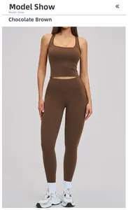 Vue de face de l'ensemble de yoga marron chocolat avec haut carré et legging taille haute