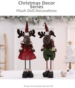 Détail d'un couple de rennes de Noël en peluche avec jambes longues pour décor de fête