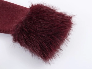 Détail macro du tricot bordeaux avec bordure en fausse fourrure douce et texture