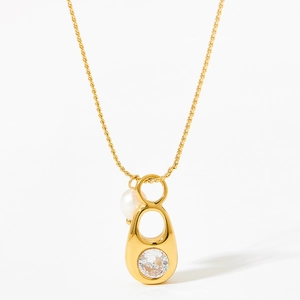 Collier doré avec pendentif en zircone verte et détail de perle blanche