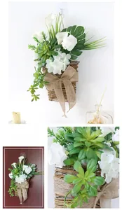 Detail eines Wand-Blumenkorbs mit Sukkulenten, weißen Rosen und Juteschleife für Deko