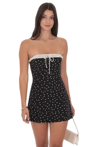 Détail de l'encolure bustier avec bordure en dentelle blanche et nœud de serrage délicat