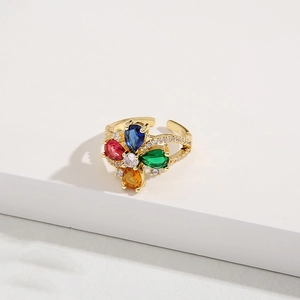 Squisito anello a fiore con zirconi colorati su una fascia regolabile placcata oro