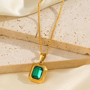 Collana in acciaio inossidabile placcato oro 18K con smeraldo quadrato su sfondo di seta