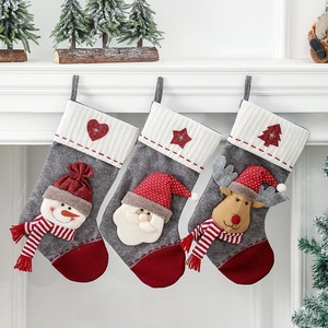 Lot de 3 chaussettes de Noël avec Père Noël et bonhomme de neige sur la cheminée