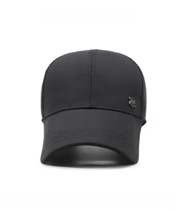 Vue avant de la casquette noire avec logo bouclier métallique et structure rigide stable