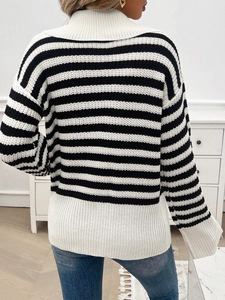 Rückansicht eines gestreiften Strickpullovers mit Stehkragen und weißem Saumdetail