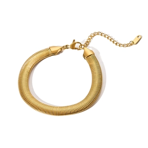 Detailansicht der 18k vergoldeten Edelstahl-Schlangenkette mit robustem Karabinerverschluss