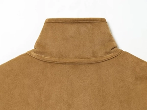 Detailansicht von kaffeebraunem Wildlederimitat Kragen und Nähten an der Wendejacke