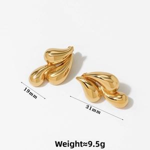 Detail view of gold teardrop earrings with dimensions 19x31mm and weight 9.5g