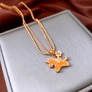 Élégant collier plaqué or 18 carats avec pendentif cheval en cristal et breloque fleur