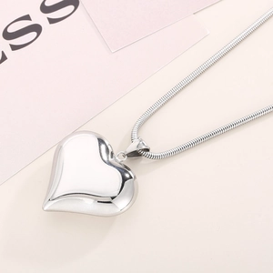 Collana con pendente a cuore argento lucido e catena a serpente per donna